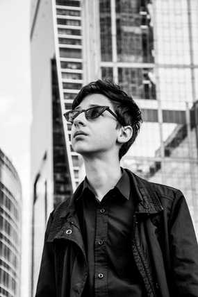 欧美黑白街拍少年写真图片